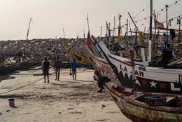 Accra;-Ghana;-Jamestown;-beach;-pirogue;-fishermen;-prow;-La-Jah;-inscription;-religious-reference;-Rastafarian;-sand;-breakwater;-artisanal-fishing;-fishing-community;-daily-life;-Gulf-of-Guinea;-West-Africa;-historic-district;-documentary-photography;-Kaleidos;-Kaleidos-images;-La-parole-à-limage;-Stories-Pictures;-Tarek-Charara